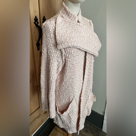 Free People Waterfront Cardigan
Sweater Pink Cream - Picture 3 of 7